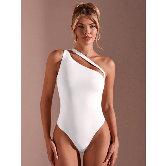 Rouge! Tops - Casual White Slim Fit One Shoulder Keyhole Strap Asymmetrical